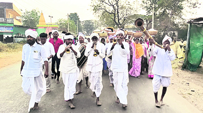 ఇంద్రాదేవికి మెస్రం వంశీయుల పూజలు1