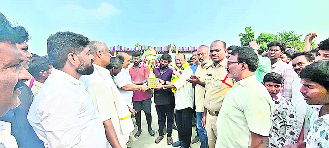 హోరాహోరీగా ఎడ్ల పోటీలు 1