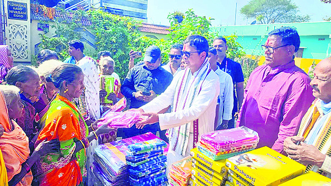 పేదలకు దుస్తులు పంపిణీ 2