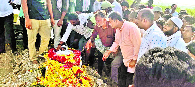 పండగ పూట.. వారి ఇంట విషాదం1