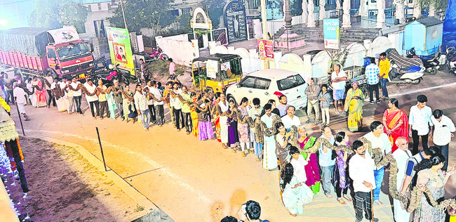 ● లక్షణంగా సందడి 1