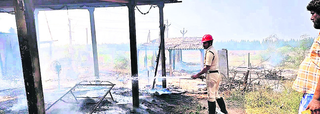 అగ్నిప్రమాదంలో ఇళ్లు బుగ్గి 1