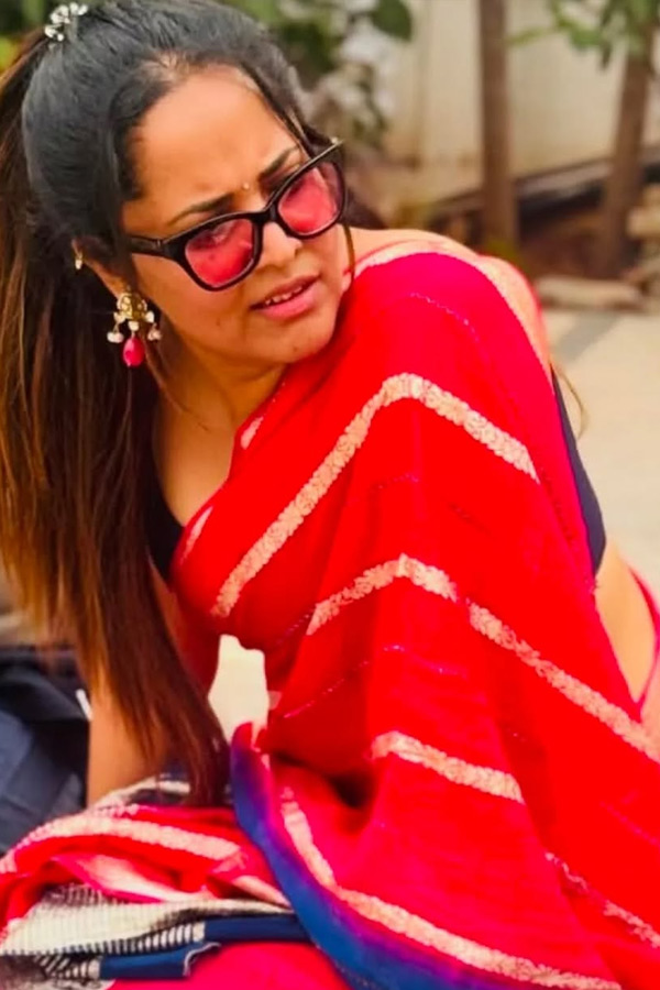 Anchor Anasuya Celebrating Sankranthi Flying Kite With Her Family Photos3