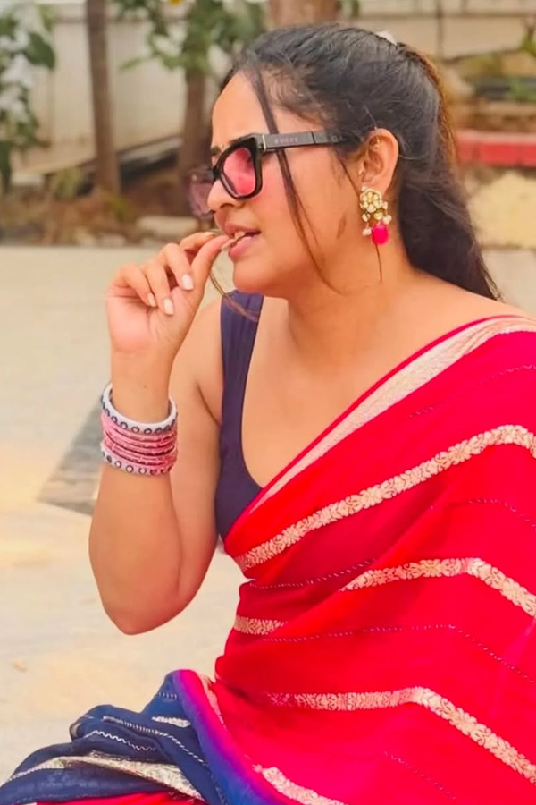 Anchor Anasuya Celebrating Sankranthi Flying Kite With Her Family Photos4