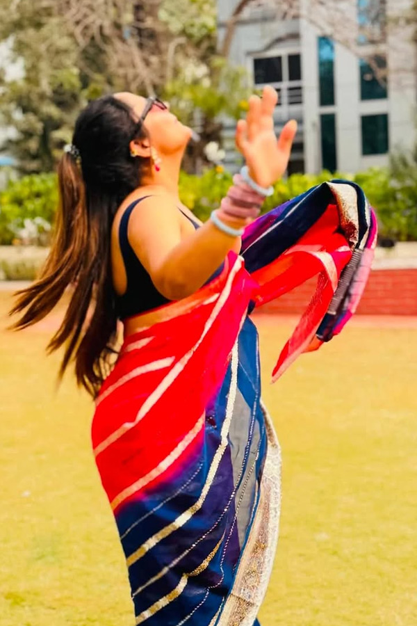 Anchor Anasuya Celebrating Sankranthi Flying Kite With Her Family Photos5