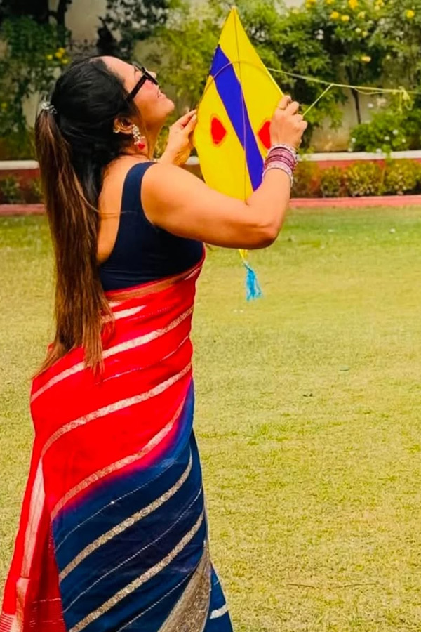 Anchor Anasuya Celebrating Sankranthi Flying Kite With Her Family Photos6