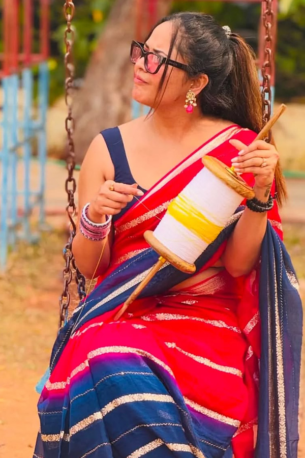 Anchor Anasuya Celebrating Sankranthi Flying Kite With Her Family Photos8