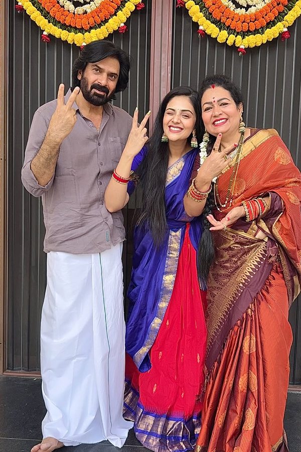 Film celebrities in Bhogi And Sankranti celebrations Photos37