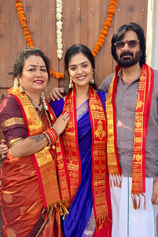 Film celebrities in Bhogi And Sankranti celebrations Photos38