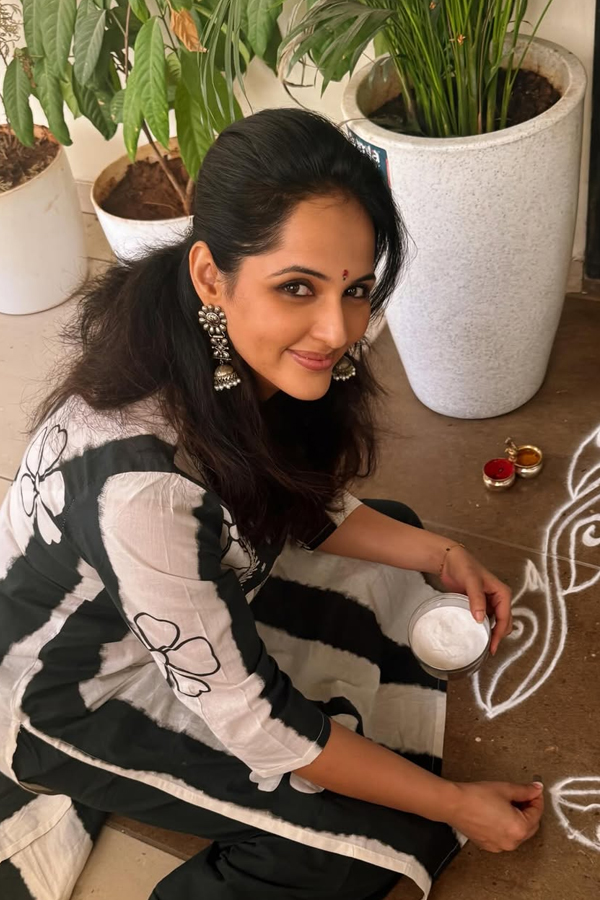 Film celebrities in Bhogi And Sankranti celebrations Photos54