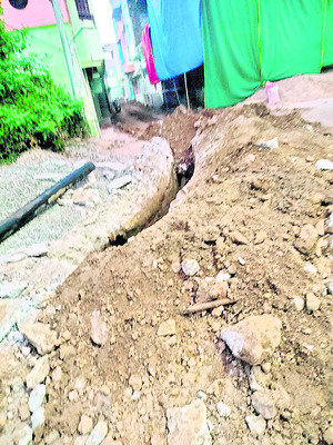 రోడ్డుపై రోడ్డు.. ఎవరు అడ్డు?2