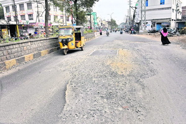 రోడ్డుపై రోడ్డు.. ఎవరు అడ్డు?1