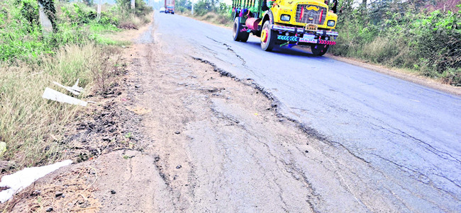 కుంగుతున్న రోడ్లు.. నిత్యం ప్రమాదాలు 1