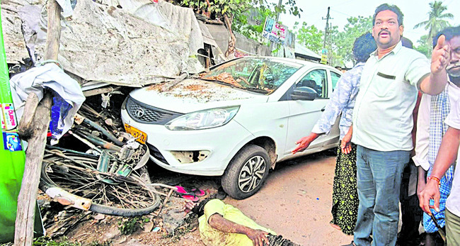 చెప్పుల దుకాణంలోకి  దూసుకువెళ్లిన కారు  
1