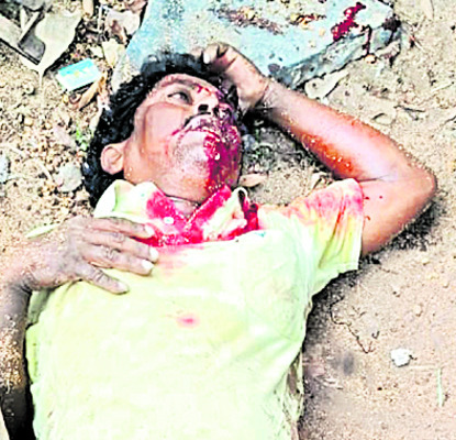 చెప్పుల దుకాణంలోకి  దూసుకువెళ్లిన కారు  
2