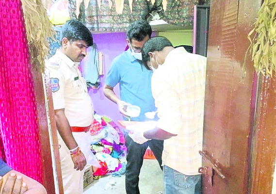 తాళం వేసిన ఇంట్లో చోరీ1