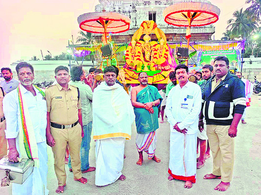 పురవీధుల్లో ఊరేగిన వేణుగోపాలుడు 1