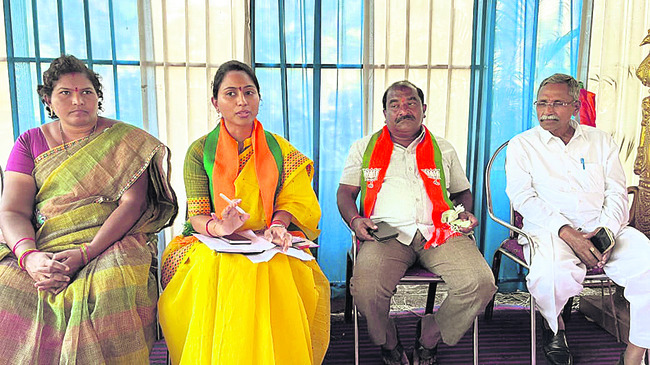 జాతర ఆహ్వాన పత్రిక   అందజేత2