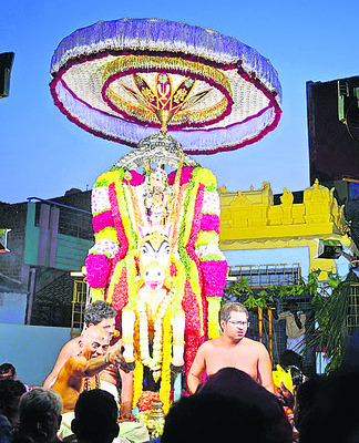ఖాద్రీశా.. జగదీశ అంటూ భక్తులు కీర్తించగా...కదిరి లక్ష్మ3
