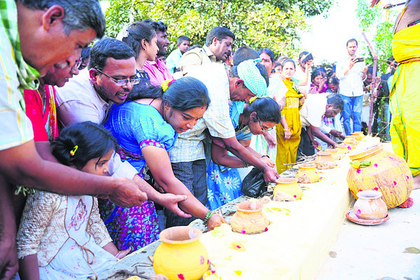 ఖాద్రీశా.. జగదీశ అంటూ భక్తులు కీర్తించగా...కదిరి లక్ష్మ1