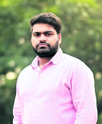 బస్సు, బైక్‌ను ఢీకొన్న లారీ: ఒకరి దుర్మరణ ం 1