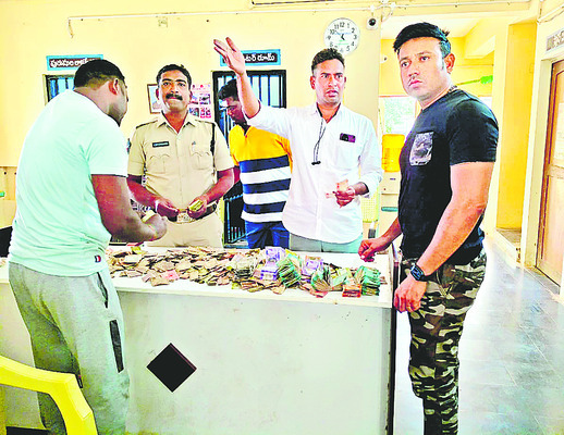 చంద్రమౌళీశ్వర ఆలయంలో చోరీ 
1