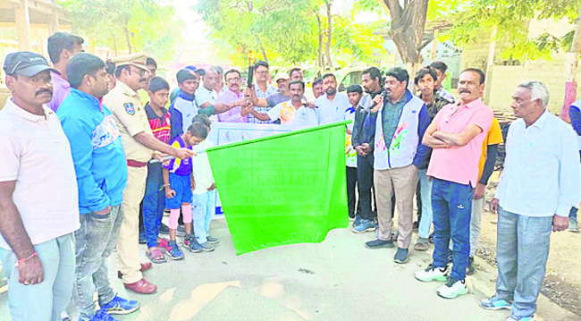 జాతర ఆహ్వాన పత్రిక   అందజేత1