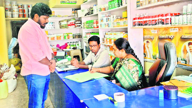 బ్లాక్‌లో యూరియా అమ్మితే డీలర్లపై చర్యలు 1