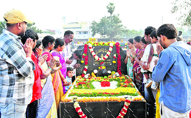 పితృస్మృతుల్లో తడిచిన నయనాలు 1
