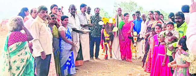 రెడ్డెమ్మ దేవస్థానం  వద్ద గోపూజ 1