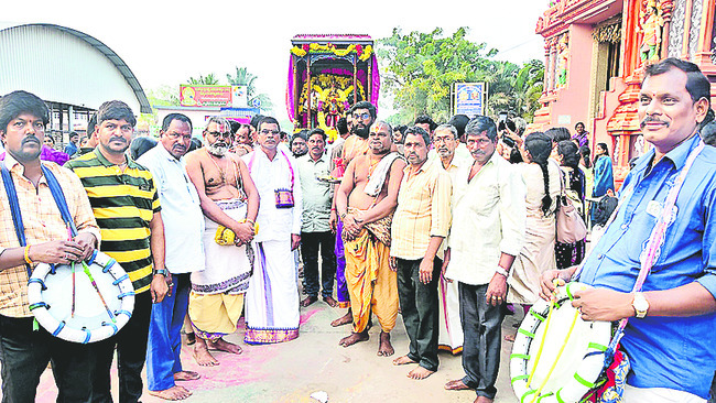 భక్తులతో కిక్కిరిసిన  నృసింహ క్షేత్రం 1