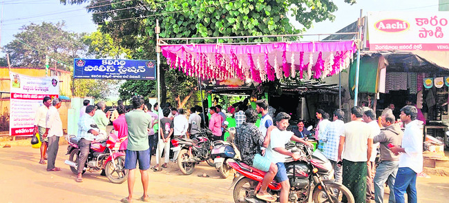 మద్యం మత్తులో  ఇద్దరి వీరంగం 
1