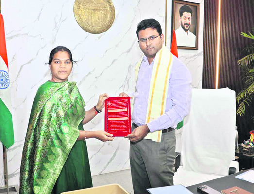 జోగుళాంబ వార్షికోత్సవం.. కలెక్టర్‌కు ఆహ్వానం 
1