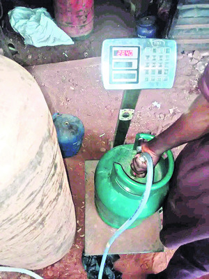 జోరుగా గ్యాస్‌ రీ–ఫిల్లింగ్‌ దందా 3