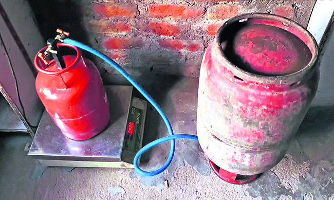 జోరుగా గ్యాస్‌ రీ–ఫిల్లింగ్‌ దందా 1