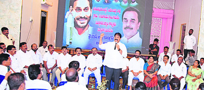 ●ప్రతి కార్యకర్తకూ వైఎస్సార్‌సీపీ అండగా ఉంటుంది ●చంద్రబ2