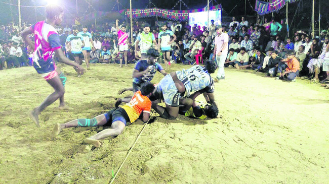 మావుళ్లమ్మను దర్శించుకున్న భక్తులు 
1