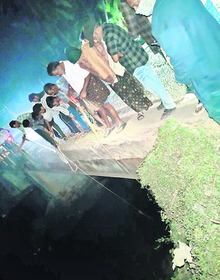 మావుళ్లమ్మను దర్శించుకున్న భక్తులు 
3