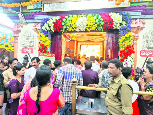 మావుళ్లమ్మను దర్శించుకున్న భక్తులు 
2