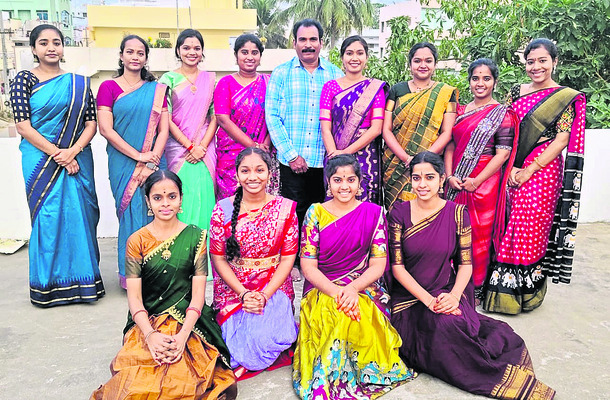 ఢిల్లీ గణతంత్ర వేడుకల్లో శ్రీకాంత్‌ శిష్య బృందం నాట్య ప1