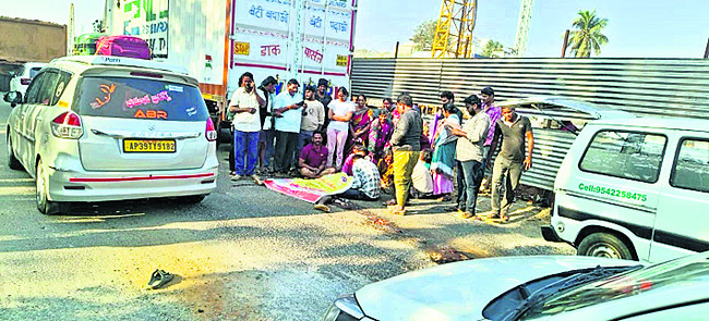 తల్లి కళ్లెదుటే..కుమారుడు దుర్మరణం 1