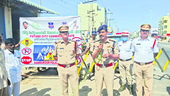 రోడ్డు భద్రత ప్రతి ఒక్కరి బాధ్యత 
1