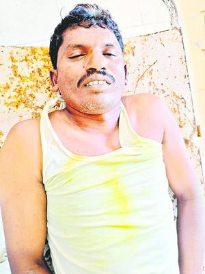 పోలీసులపై యువనేత చిందులు 1