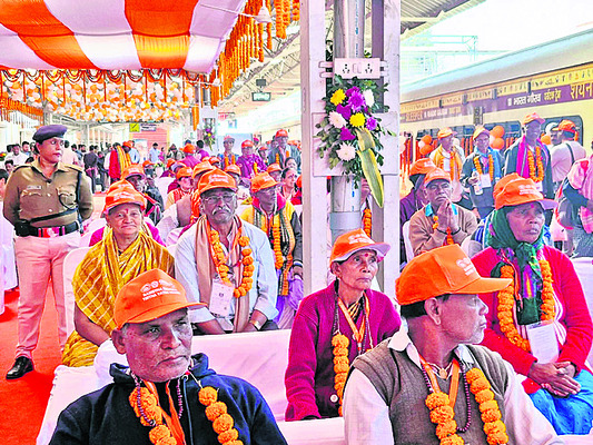 తీర్థయాత్రలకు 775 మంది వృద్ధుల పయనం 1