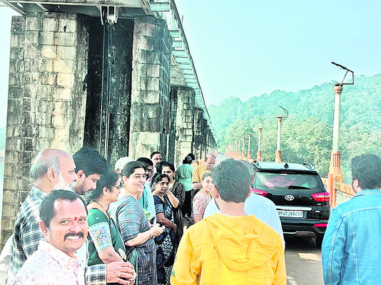 కొత్తపల్లికి పర్యాటకుల తాకిడి
1