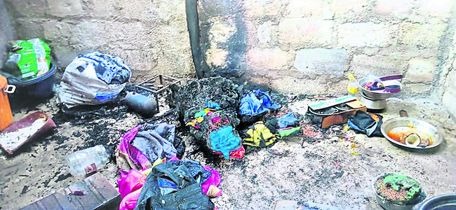 విద్యుత్‌ షార్ట్‌ సర్క్యూట్‌తో గుడిసె దగ్ధం 1