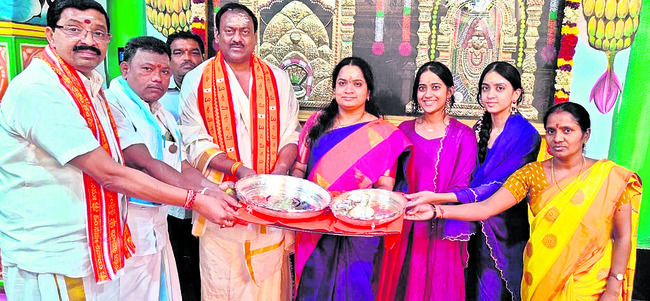 శ్రీశైల దేవస్థానానికి వెండి వస్తువుల విరాళం 1