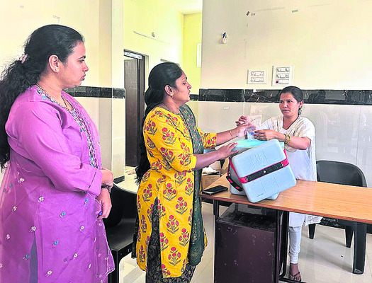 పిల్లలకు టీకాలు వేయాలి
2