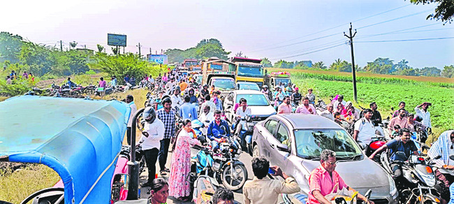 సాగు నీటి కోసం రోడ్డెక్కిన రైతులు 1