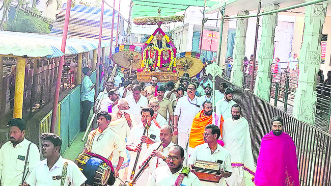 అన్ని దారులూ అన్నవరానికే..2